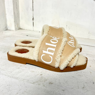 NWT Chloe Woody Shearling Logo Print Slip On Flat Slipper Soft Tan Women's 35/5