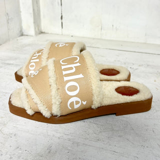 NWT Chloe Woody Shearling Logo Print Slip On Flat Slipper Soft Tan Women's 35/5