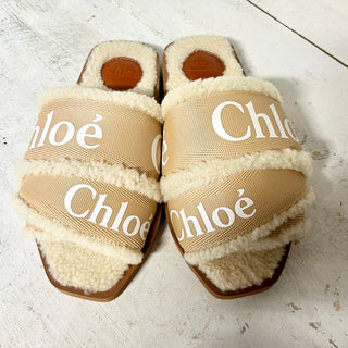 NWT Chloe Woody Shearling Logo Print Slip On Flat Slipper Soft Tan Women's 35/5
