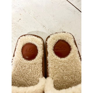 NWT Chloe Woody Shearling Logo Print Slip On Flat Slipper Soft Tan Women's 35/5