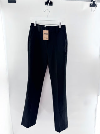 White house black market BLAKE tailored trousers featuring a mid-rise waistband with belt loops, side slant pockets, and a concealed zip closure, finished with a bootcut, 2