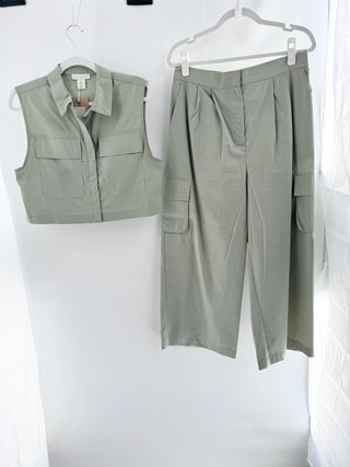 House Of Harlow two-piece set featuring sleeveless cropped button-front top and coordinating high-rise wide leg cargo pants, M
