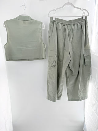 House Of Harlow two-piece set featuring sleeveless cropped button-front top and coordinating high-rise wide leg cargo pants, M
