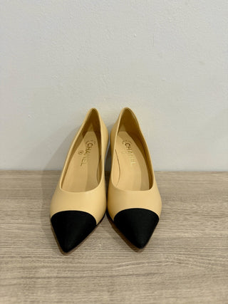 NWOT Chanel Two-Tone Leather Cap Toe Interlocking CC Pumps Beige/Black EU 37.5