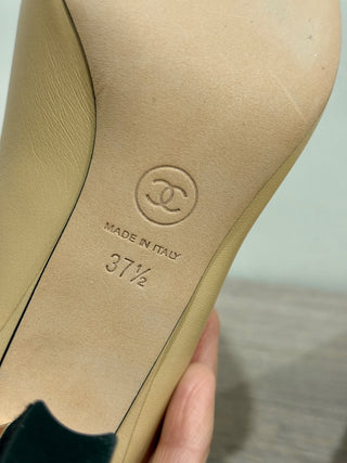 NWOT Chanel Two-Tone Leather Cap Toe Interlocking CC Pumps Beige/Black EU 37.5