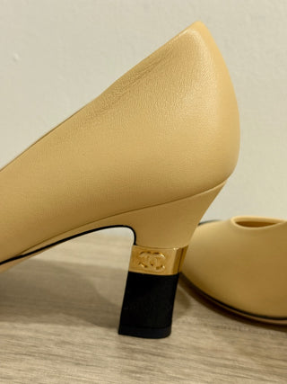 NWOT Chanel Two-Tone Leather Cap Toe Interlocking CC Pumps Beige/Black EU 37.5