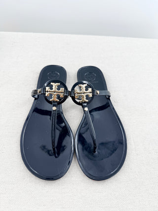 Tory Burch patent leather thong sandals with logo, 7