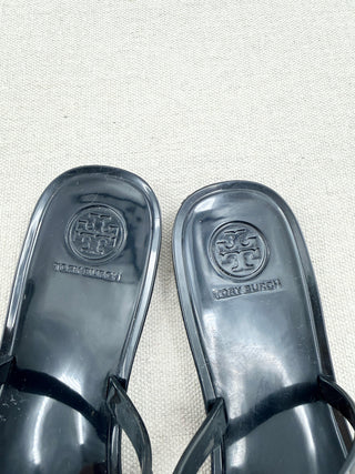 Tory Burch patent leather thong sandals with logo, 7
