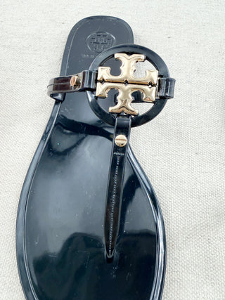 Tory Burch patent leather thong sandals with logo, 7