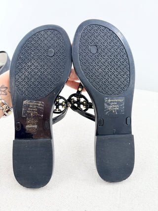 Tory Burch patent leather thong sandals with logo, 7