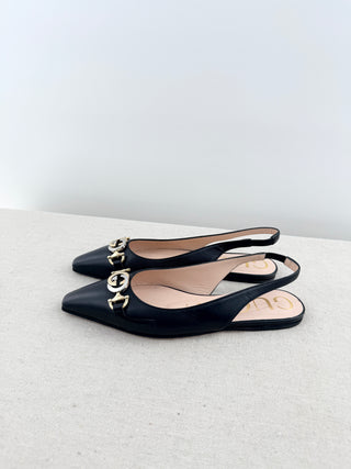 Gucci flat leather slingbacks with metal logo, 35