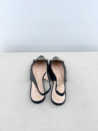 Gucci flat leather slingbacks with metal logo, 35