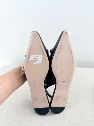 Gucci flat leather slingbacks with metal logo, 35