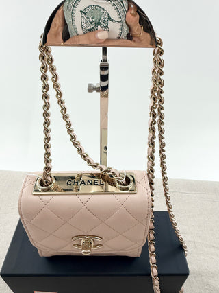 Chanel trendy CC clutch bag with chain
