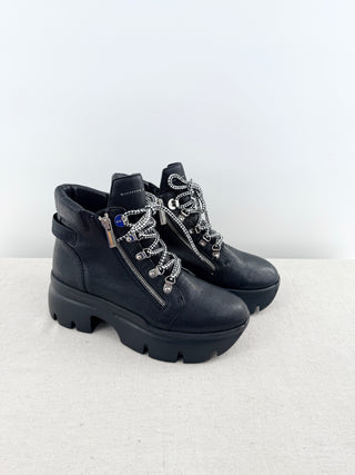Giuseppe Zanotti Apocalypse Trek hiking boots crafted in pebbled leather with chunky lug soles, oversized side zippers, and statement platform sole, 39