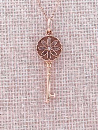 Tiffany & Co. daisy key pendant necklace 18 k and diamond