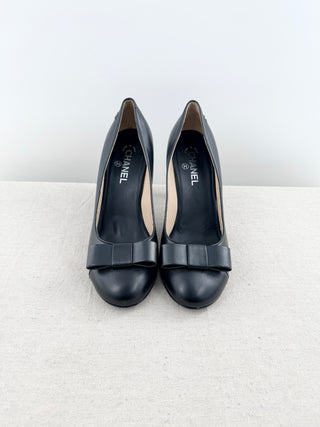 Chanel round toe leather pumps with bow, 42