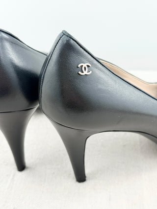 Chanel round toe leather pumps with bow, 42