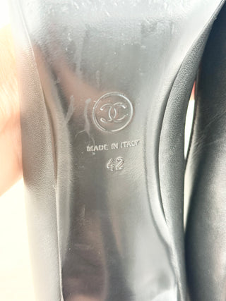 Chanel round toe leather pumps with bow, 42