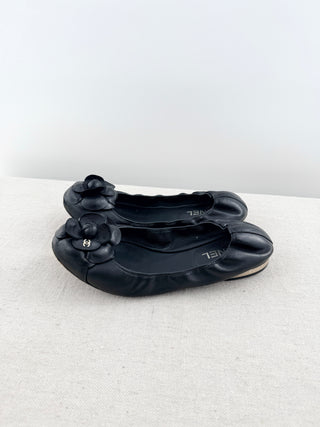 Chanel camellia leather flats with CC, 38