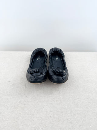 Chanel camellia leather flats with CC, 38