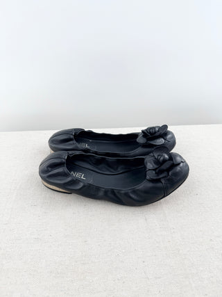 Chanel camellia leather flats with CC, 38
