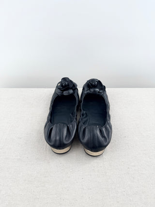 Chanel camellia leather flats with CC, 38