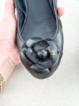 Chanel camellia leather flats with CC, 38
