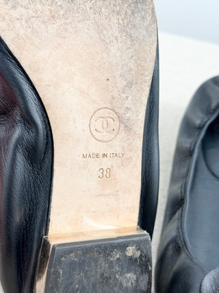 Chanel camellia leather flats with CC, 38