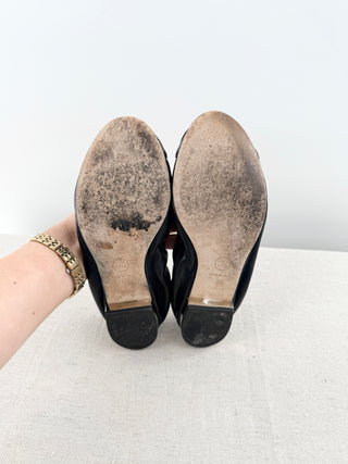 Chanel camellia leather flats with CC, 38