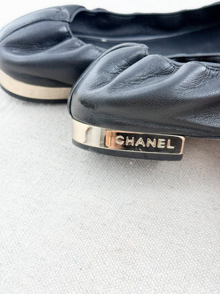 Chanel camellia leather flats with CC, 38