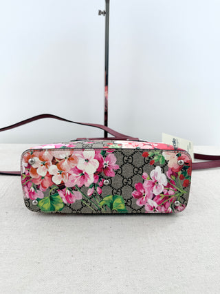 Gucci GG supreme blooms small zip tote bag with strap