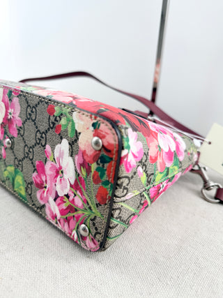 Gucci GG supreme blooms small zip tote bag with strap
