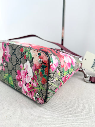 Gucci GG supreme blooms small zip tote bag with strap