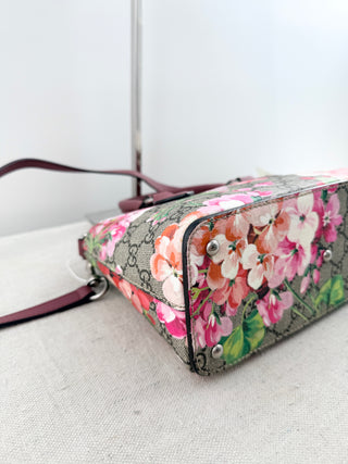Gucci GG supreme blooms small zip tote bag with strap