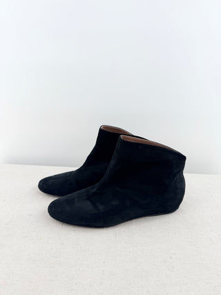 Alaia suede low booties chamois 30, 40