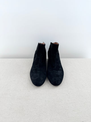 Alaia suede low booties chamois 30, 40