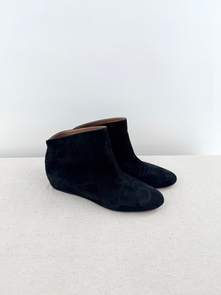 Alaia suede low booties chamois 30, 40