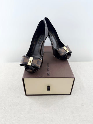 Louis Vuitton patent leather platform peep toe pumps with bow, 37