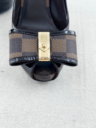 Louis Vuitton patent leather platform peep toe pumps with bow, 37