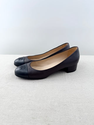 Chanel low block heel pumps with CC embroidered, 38