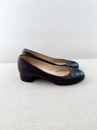 Chanel low block heel pumps with CC embroidered, 38