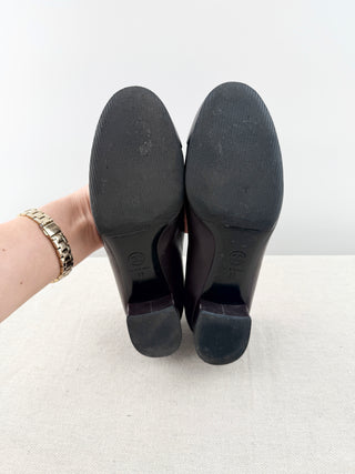 Chanel low block heel pumps with CC embroidered, 38
