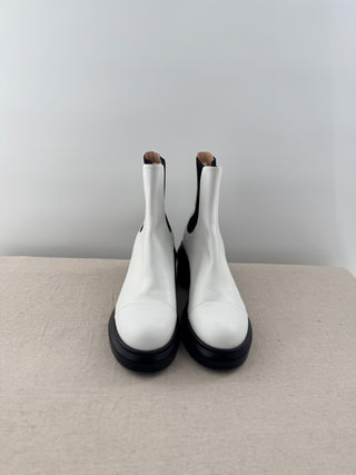 NWOT Stuart Weitzman Norah Chunky Lug Sole Leather Chelsea Boots White Size 8