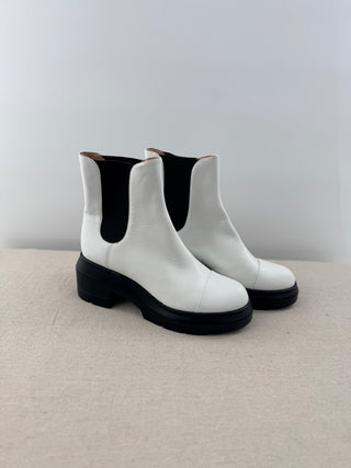 NWOT Stuart Weitzman Norah Chunky Lug Sole Leather Chelsea Boots White Size 8