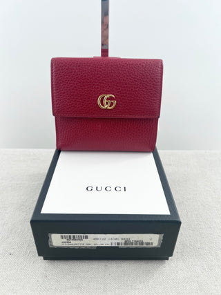 Gucci marmont bifold wallet in grained leather, featuring signature double G hardware