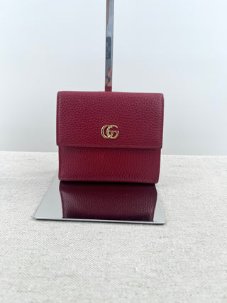 Gucci marmont bifold wallet in grained leather, featuring signature double G hardware