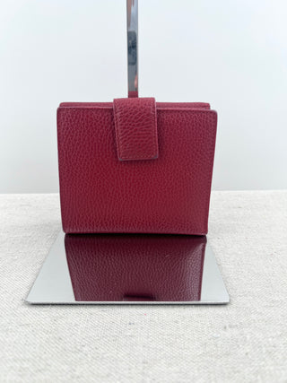 Gucci marmont bifold wallet in grained leather, featuring signature double G hardware