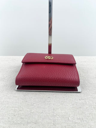 Gucci marmont bifold wallet in grained leather, featuring signature double G hardware