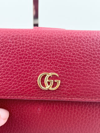 Gucci marmont bifold wallet in grained leather, featuring signature double G hardware